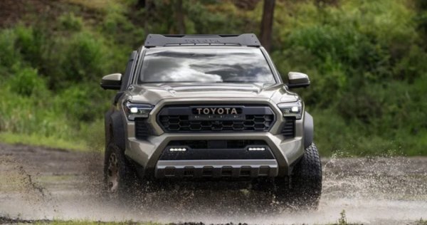 Подобно на Land Cruiser, най-новата Toyota Tacoma стана хибридна. Стандартният двигател е 2,4-литров четирицилиндров с турбокомпресор, който произвежда 278 конски сили. Опционалният  i-Force MAX Tacoma използва хибридна версия на същия мотор, но с  326 коня. Това са големи предимства спрямо старата Tacoma &ndash; Taco от 2023 г. генерира само 159 конски сили с базовия двигател и 278 коня с V6. 

